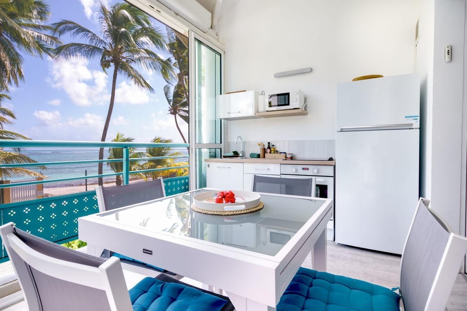 Vue imprenable sur le lagon et accès plage Le Touloublue Apartment in Sainte-Anne