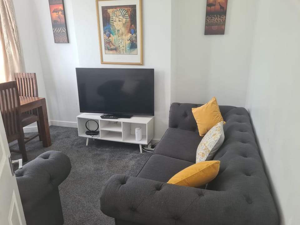 L & J ESCAPES-4 BEDROOMs SUITABLE FOR CONTRACTORS AND FAMILIES- LARGE PRIVATE PARKING-10 MINUTES TO M6 JUNCTION 9 Apartment in Wolverhampton