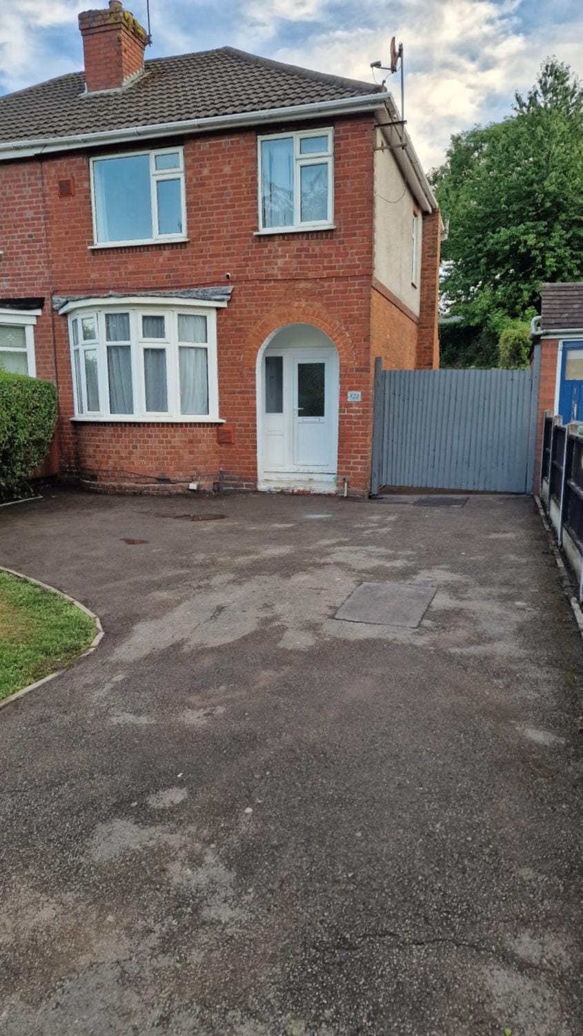 L & J ESCAPES-4 BEDROOMs SUITABLE FOR CONTRACTORS AND FAMILIES- LARGE PRIVATE PARKING-10 MINUTES TO M6 JUNCTION 9 Apartment in Wolverhampton