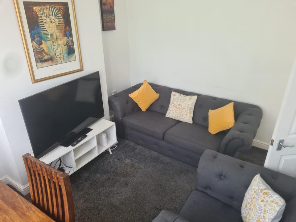 L & J ESCAPES-4 BEDROOMs SUITABLE FOR CONTRACTORS AND FAMILIES- LARGE PRIVATE PARKING-10 MINUTES TO M6 JUNCTION 9 Apartment in Wolverhampton
