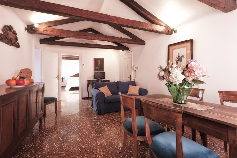 Living room, Photo of the whole room, Seating area, Dining area, Lunch
