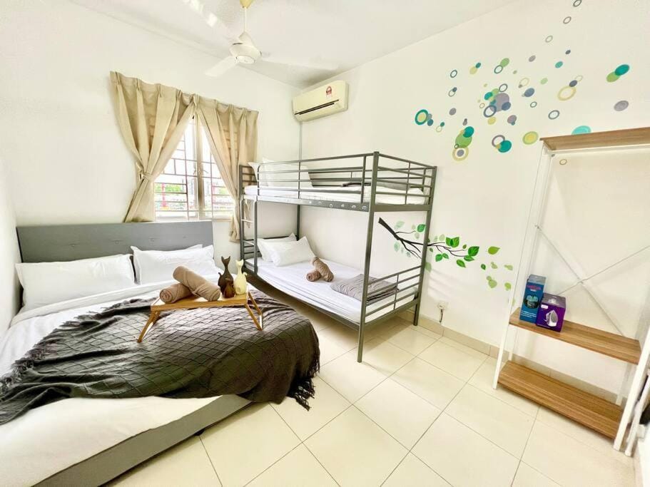 O3 1-12Pax Cozy Home Setia Alam SCCC TV&WiFi Pool Apartment in Selangor, Malaysia