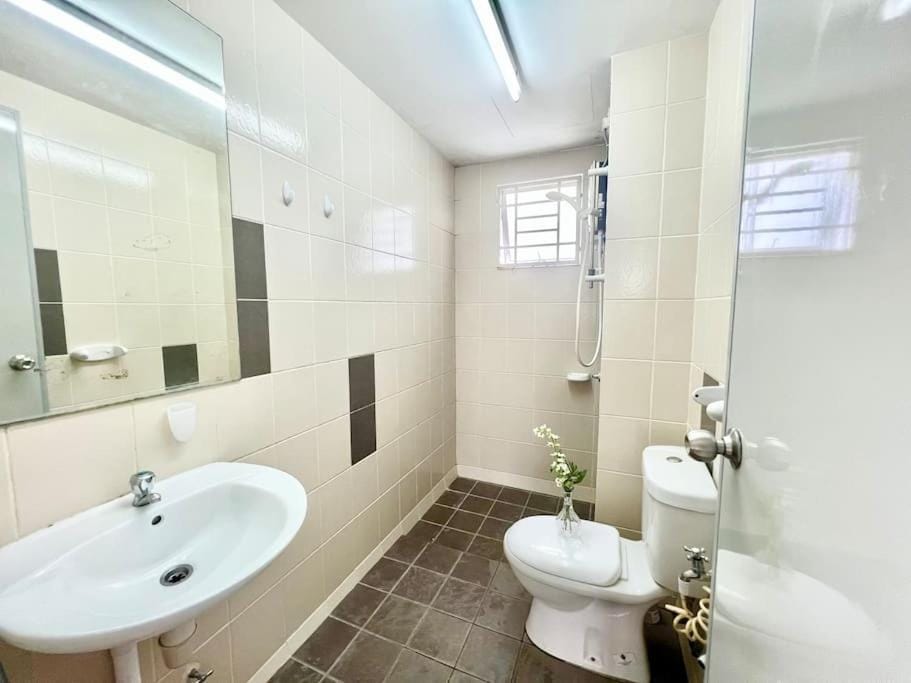 O3 1-12Pax Cozy Home Setia Alam SCCC TV&WiFi Pool Apartment in Selangor, Malaysia