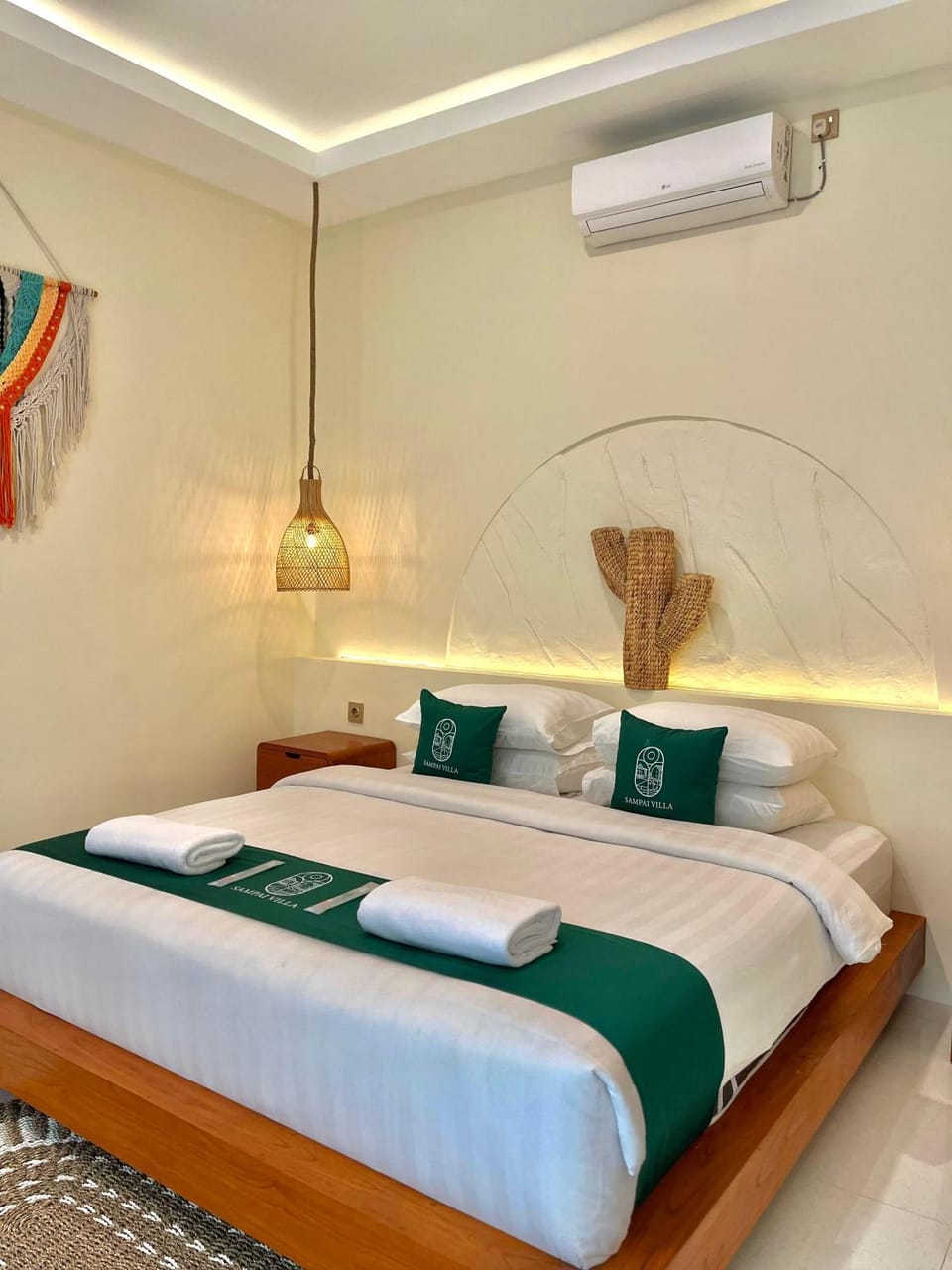 Photo of the whole room, Bedroom, towels