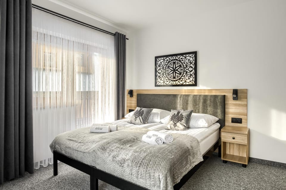 Bed, TV and multimedia, Balcony/Terrace, Balcony/Terrace, Photo of the whole room, Bedroom, City view, soundproof, towels