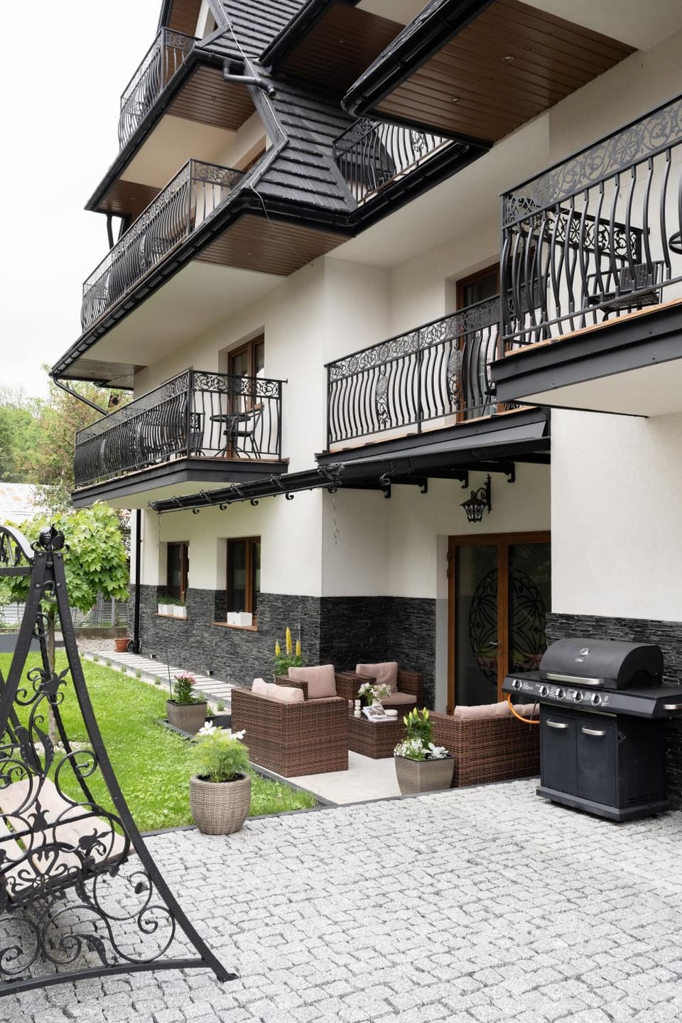 Property building, Patio, Spring, Day, BBQ facilities, Garden, Decorative detail, Seating area, Garden view