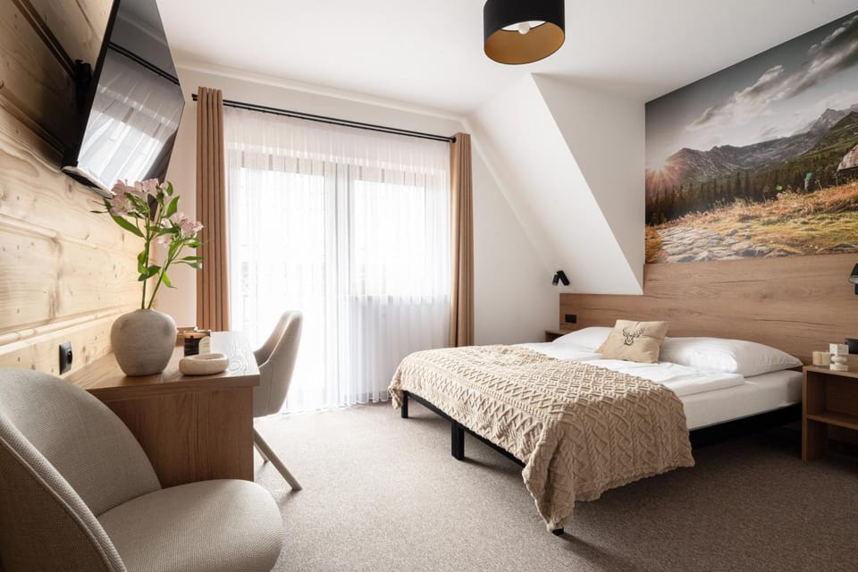Bed, TV and multimedia, Balcony/Terrace, Photo of the whole room, Decorative detail, Bedroom, heating, internet, soundproof, wardrobe
