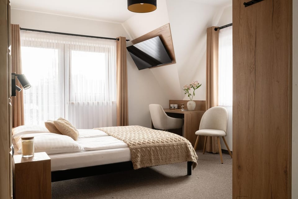 Bed, TV and multimedia, Balcony/Terrace, Living room, Photo of the whole room, Decorative detail, Seating area, Bedroom, internet, soundproof, wardrobe