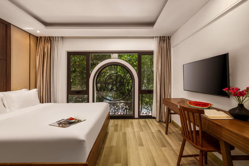 Bed, TV and multimedia, Bedroom