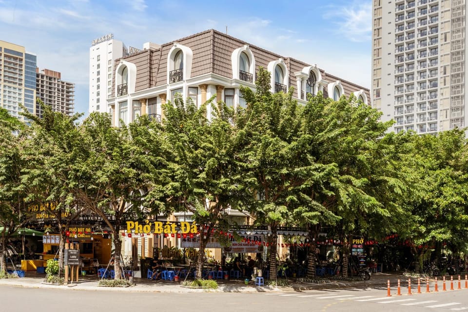 Property building, Day, Neighbourhood, Street view, Location