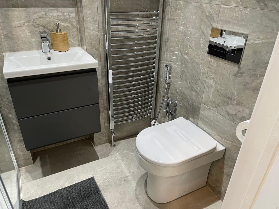Toilet, bidet