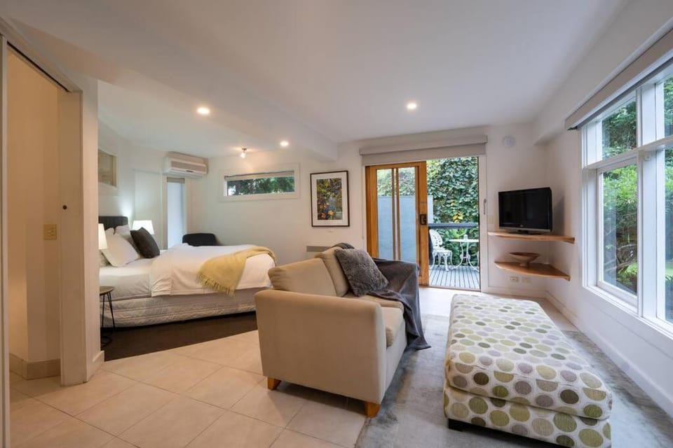 Bed, TV and multimedia, Photo of the whole room, Seating area, Bedroom