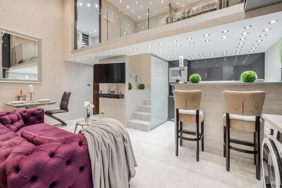 TV and multimedia, Kitchen or kitchenette, Living room, Seating area, Dining area, oven