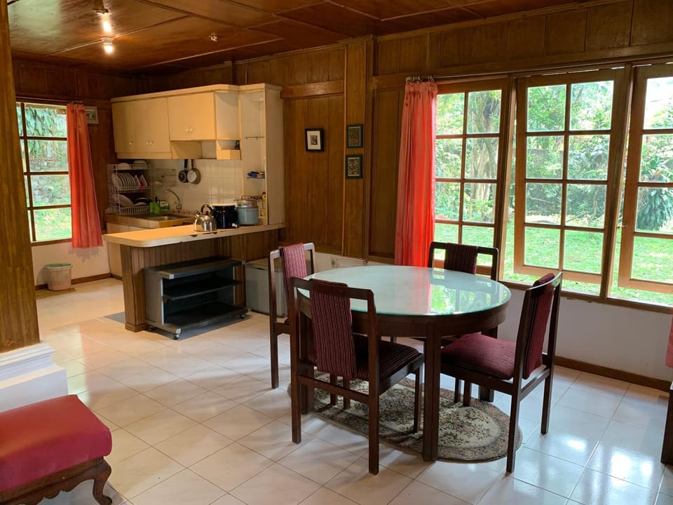 Kitchen or kitchenette, Seating area, Dining area, stove