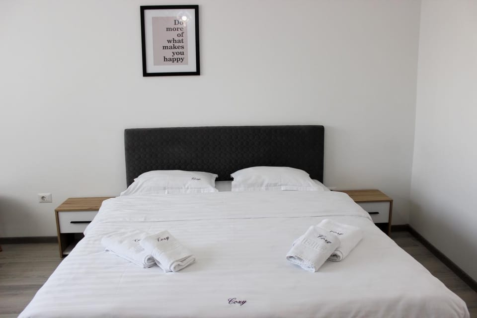 Bed, Photo of the whole room, Bedroom, towels