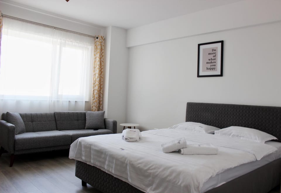 Bed, Living room, Photo of the whole room, Seating area, Bedroom, towels