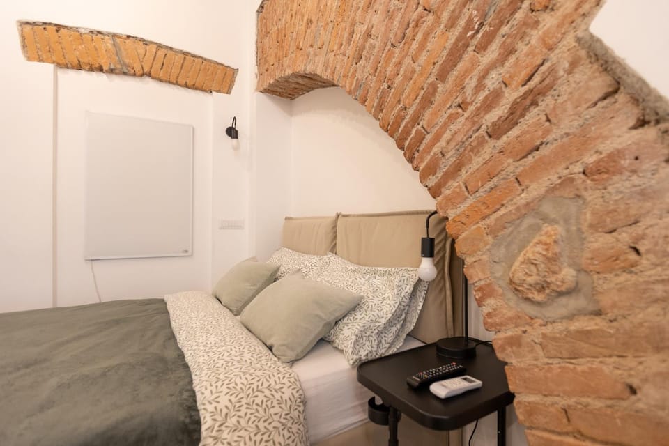 Bed, heating, internet, air conditioner