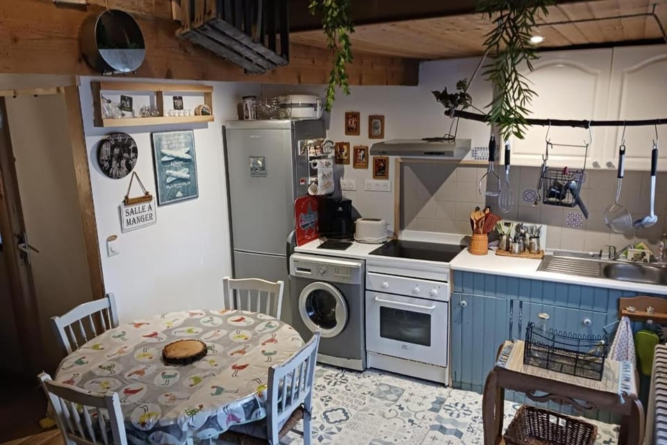 Kitchen or kitchenette, Dining area