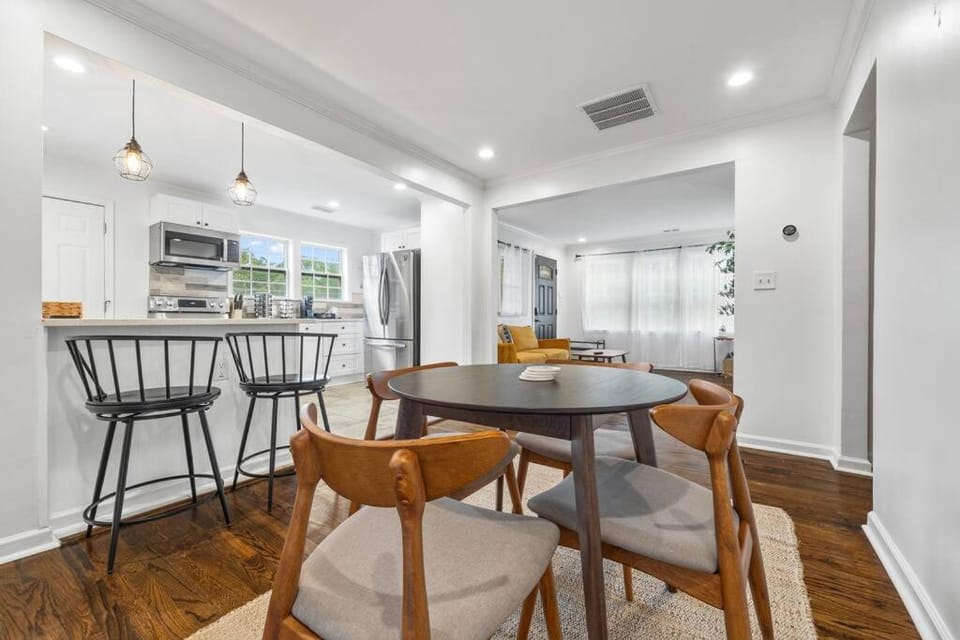 Modern Boho with 5BD-2BR Sleeps 10 House in Atlanta