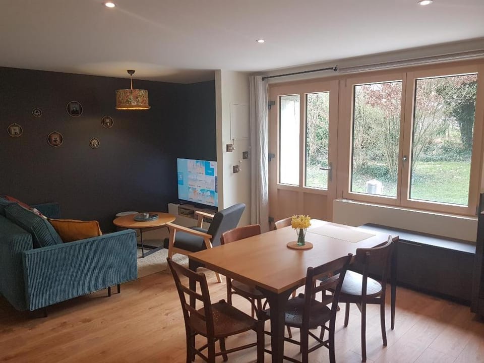Seating area, Dining area