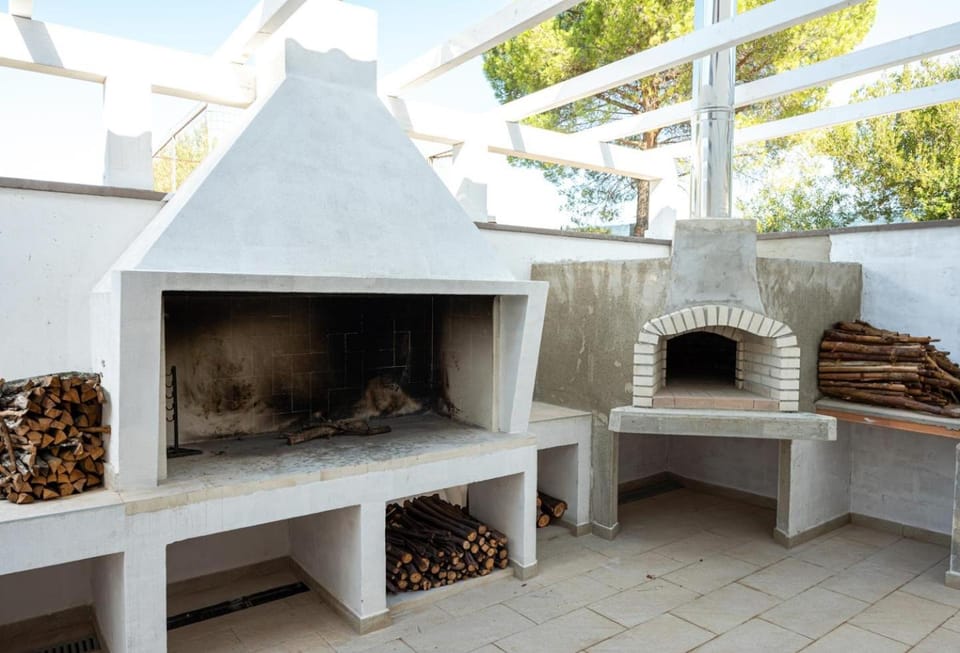 BBQ facilities, BBQ facilities, flat iron, Internal: Not applicable to any particular room