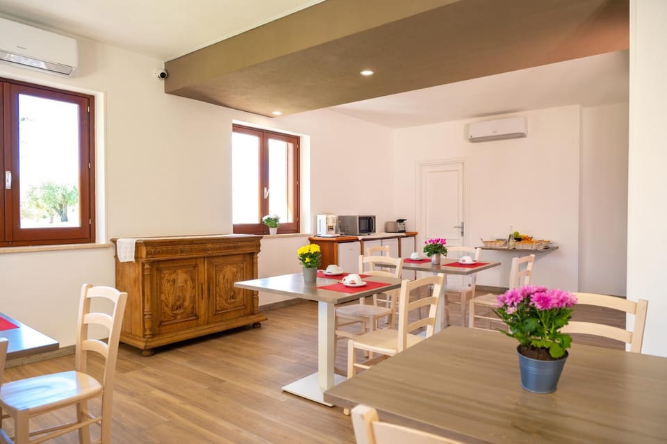 Communal lounge/ TV room, Coffee/tea facilities, Living room, Seating area, Dining area, Internal: Not applicable to any particular room