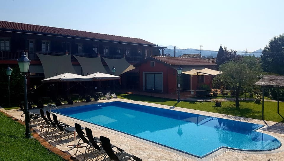 Property building, Facade/entrance, Garden, Garden view, Pool view, Swimming pool, sunbed