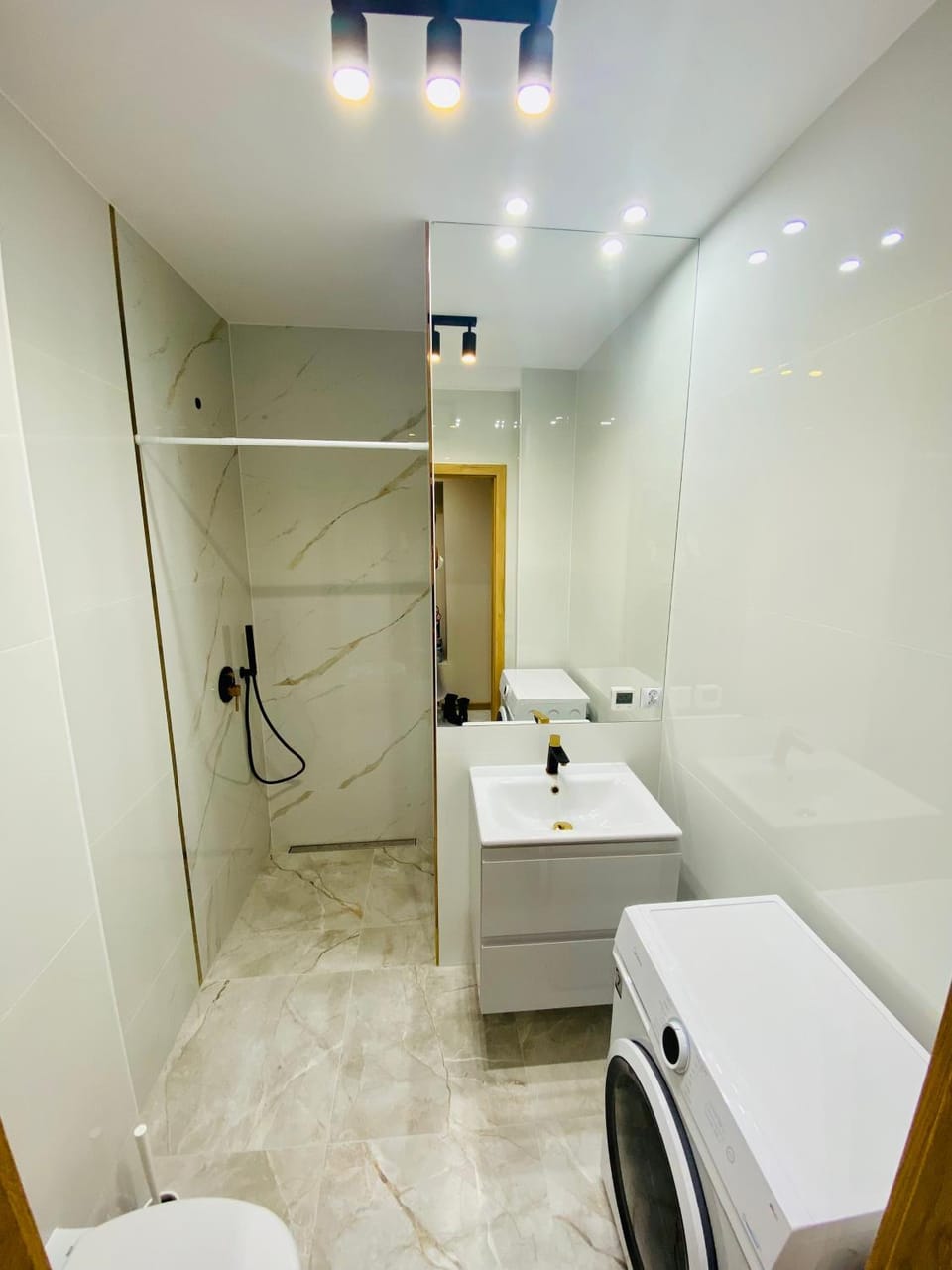 Shower, Toilet, Bathroom, towels, washing machine