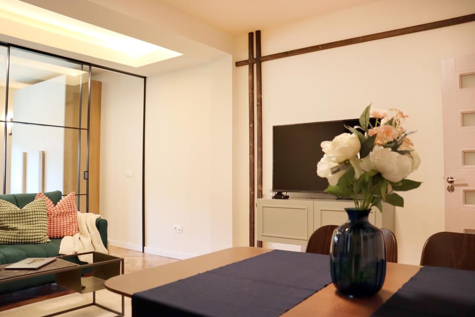 TV and multimedia, Seating area, Dining area