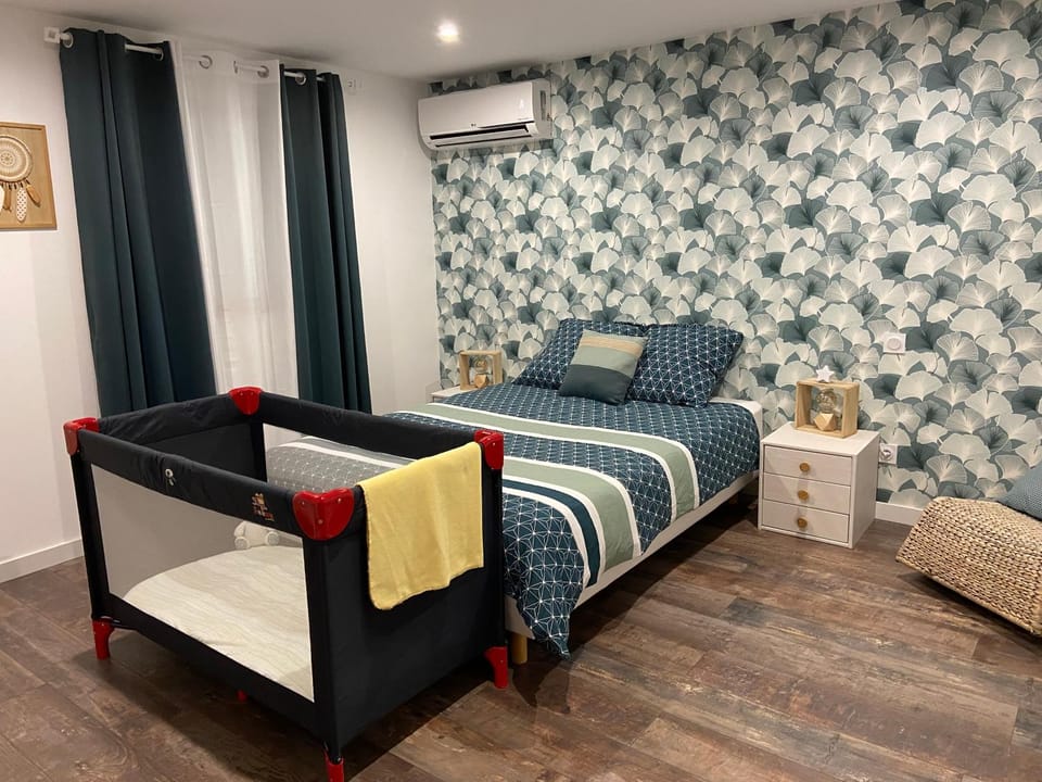 Bed, Photo of the whole room, Bedroom, cot, air conditioner