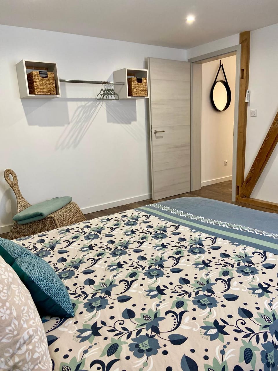 Bed, Photo of the whole room, Bedroom