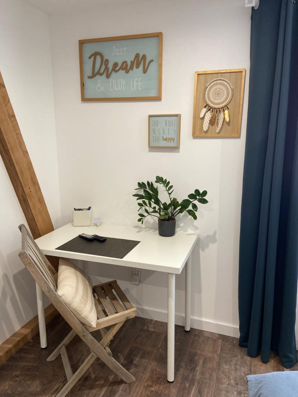 Seating area, Bedroom