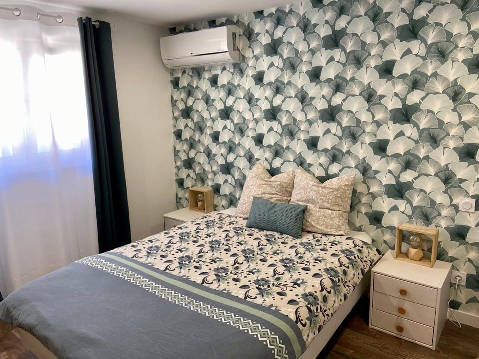 Bed, Bedroom, air conditioner