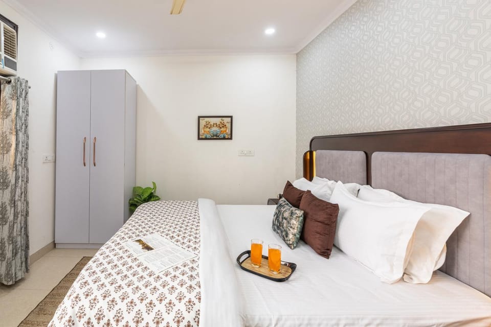 Bed, Food and drinks, Bedroom, Food, furniture, wardrobe
