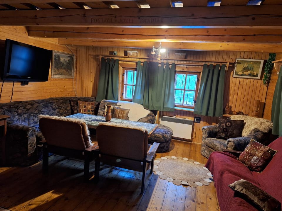 Communal lounge/ TV room, TV and multimedia, Living room, Seating area, Evening entertainment