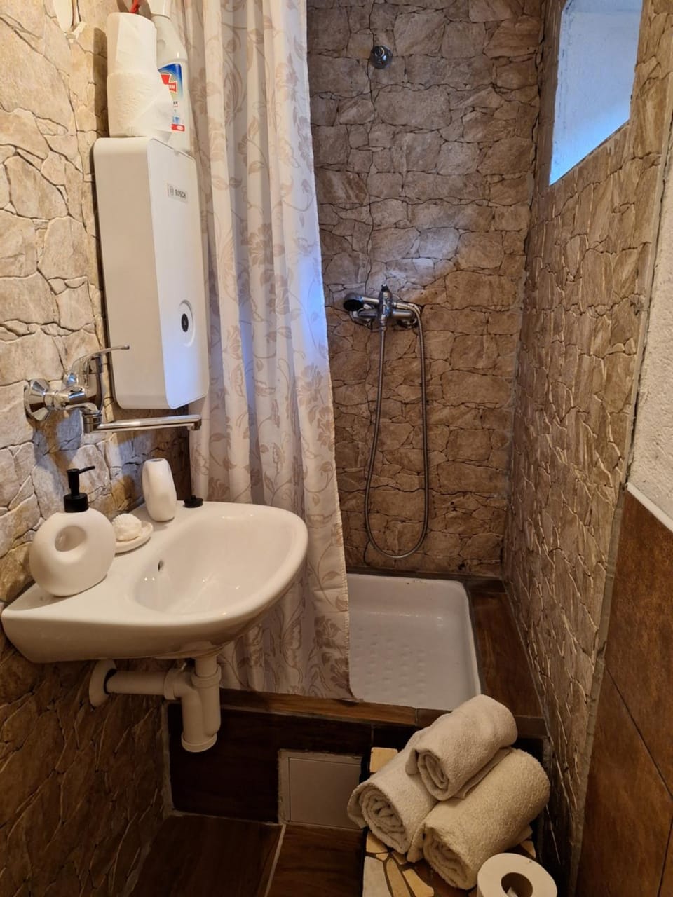 Shower, Toilet, Bathroom, towels
