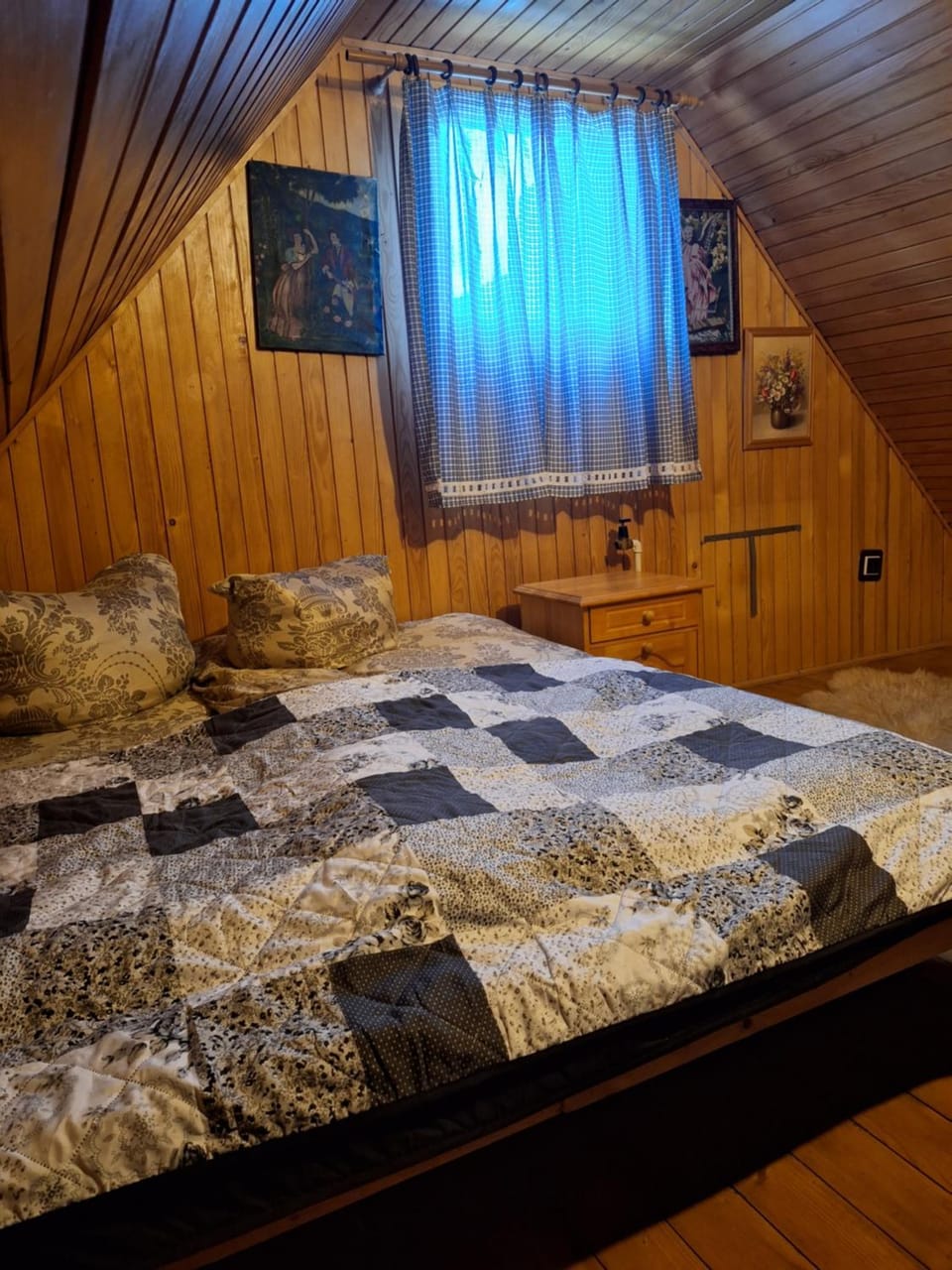 Photo of the whole room, Bedroom