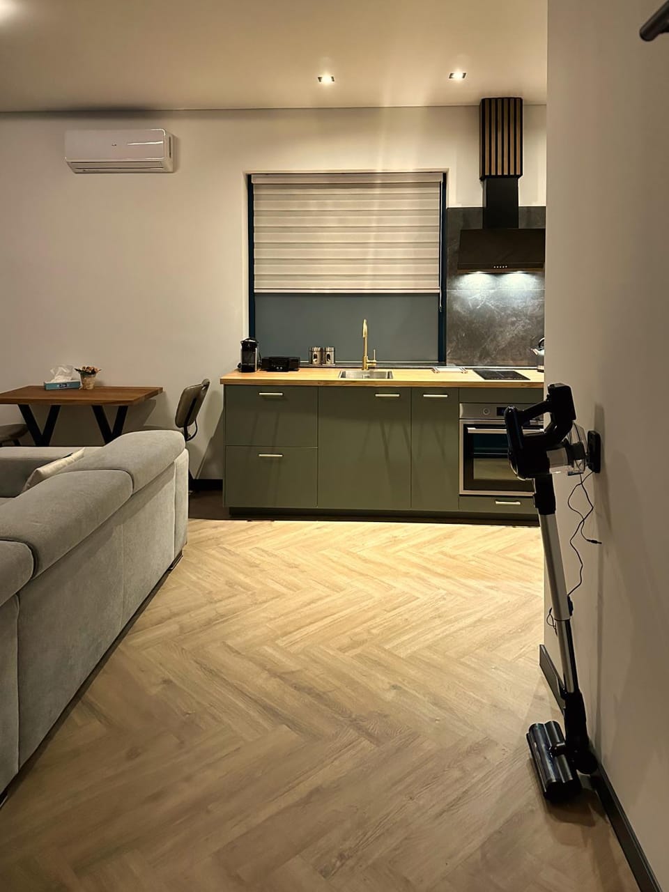 TV and multimedia, Kitchen or kitchenette, Living room, Seating area, Dining area, air conditioner
