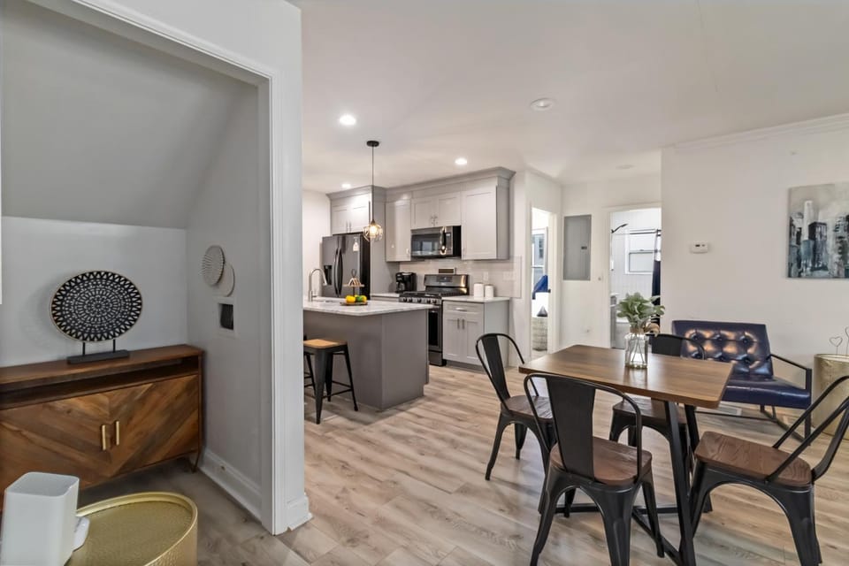 New Home in MidTown- Sleeps 11 For Rent in Atlanta House in Atlanta