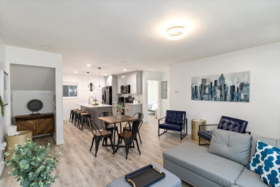 New Home in MidTown- Sleeps 11 For Rent in Atlanta House in Atlanta