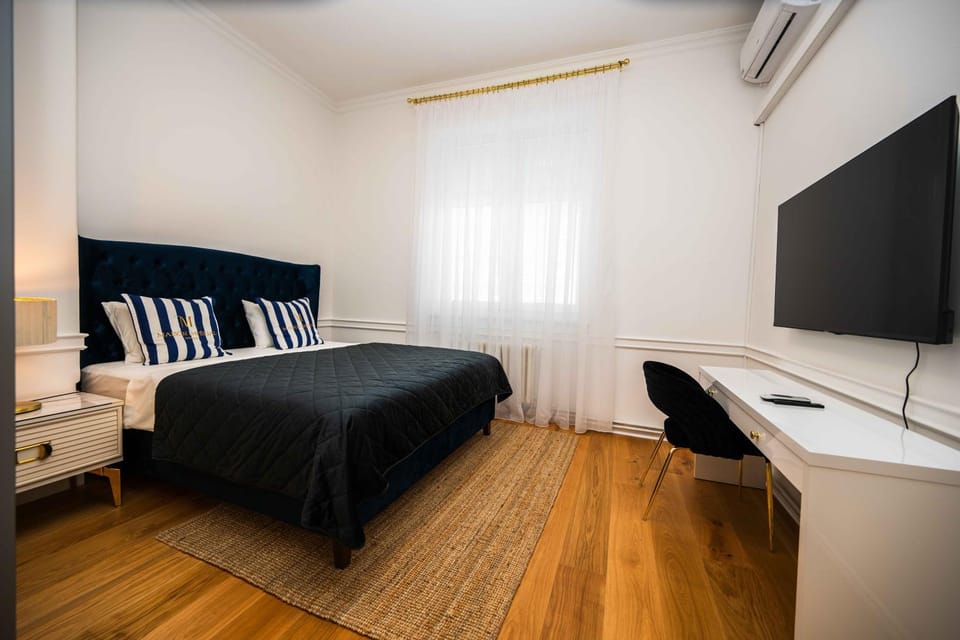 Bed, TV and multimedia, Photo of the whole room, Bedroom, hair dresser