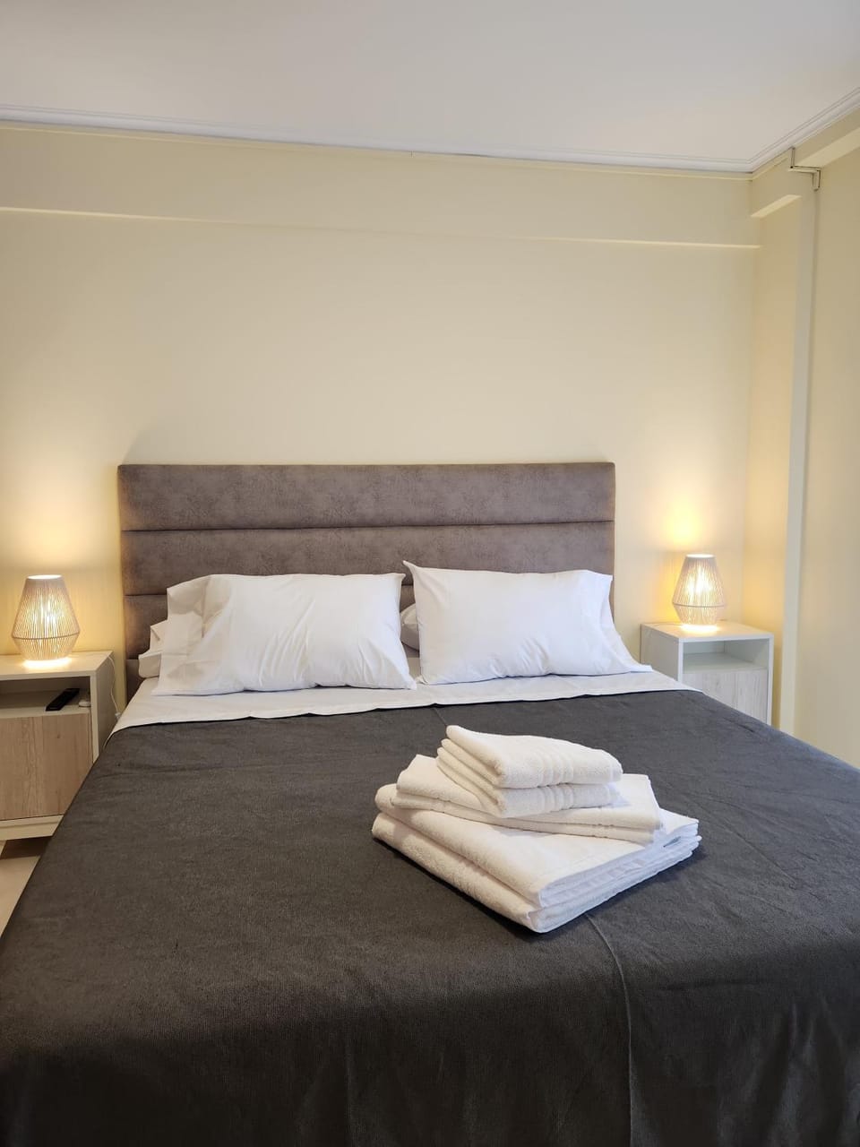 Bed, Bedroom, towels
