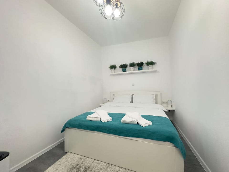 Bedroom, towels