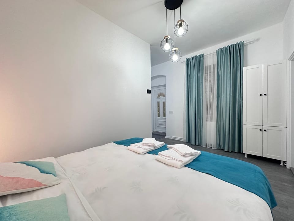 Bed, Bedroom, towels