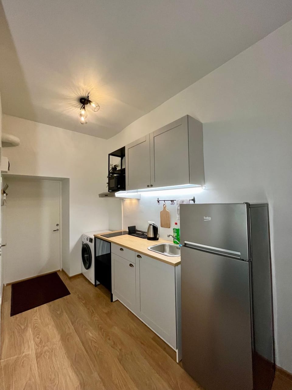 Kitchen or kitchenette, minibar