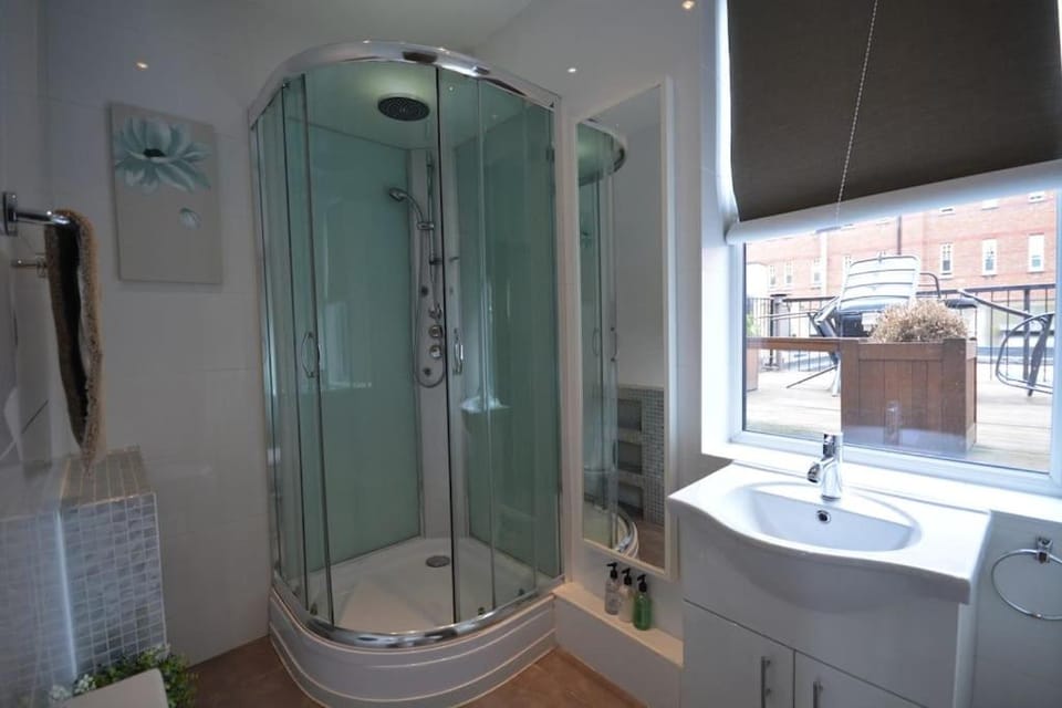 Cheerful 2 bed home with terrace in central Camden Apartment in City of Westminster