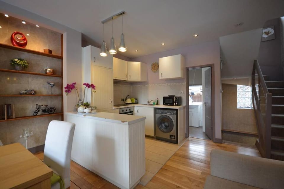 Cheerful 2 bed home with terrace in central Camden Apartment in City of Westminster
