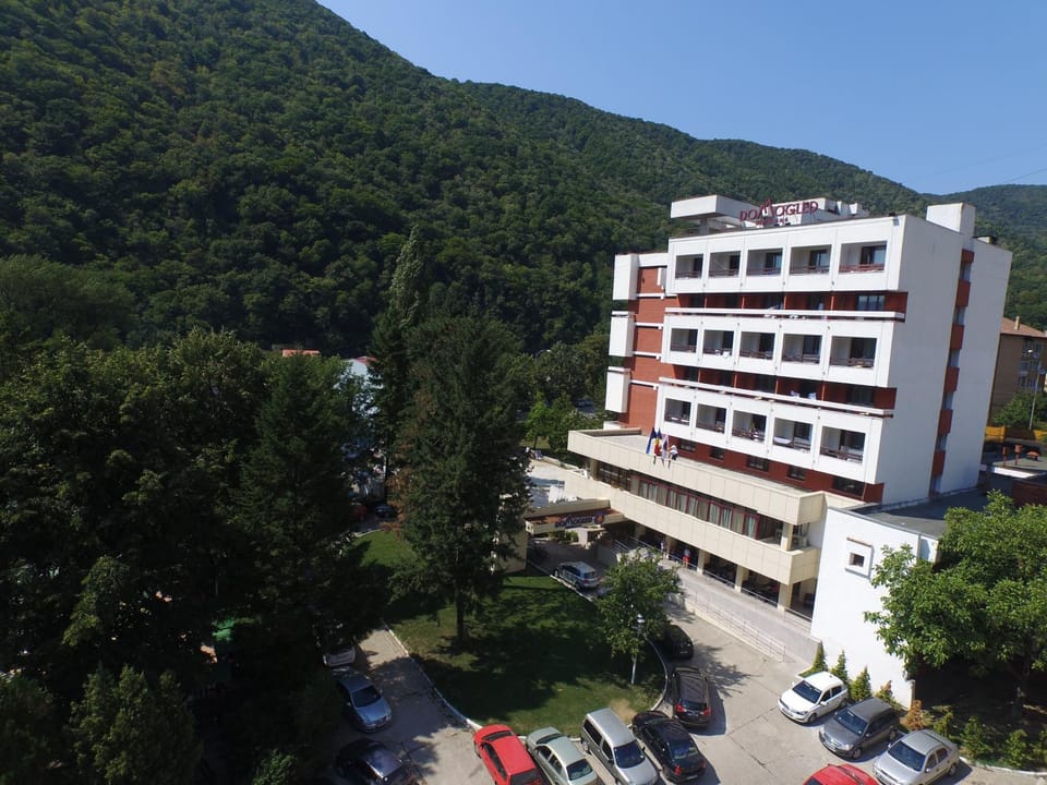 Facade/entrance, Logo/Certificate/Sign, Text overlay