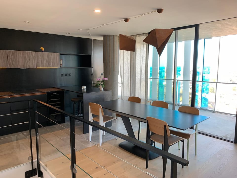 Kitchen or kitchenette, Dining area