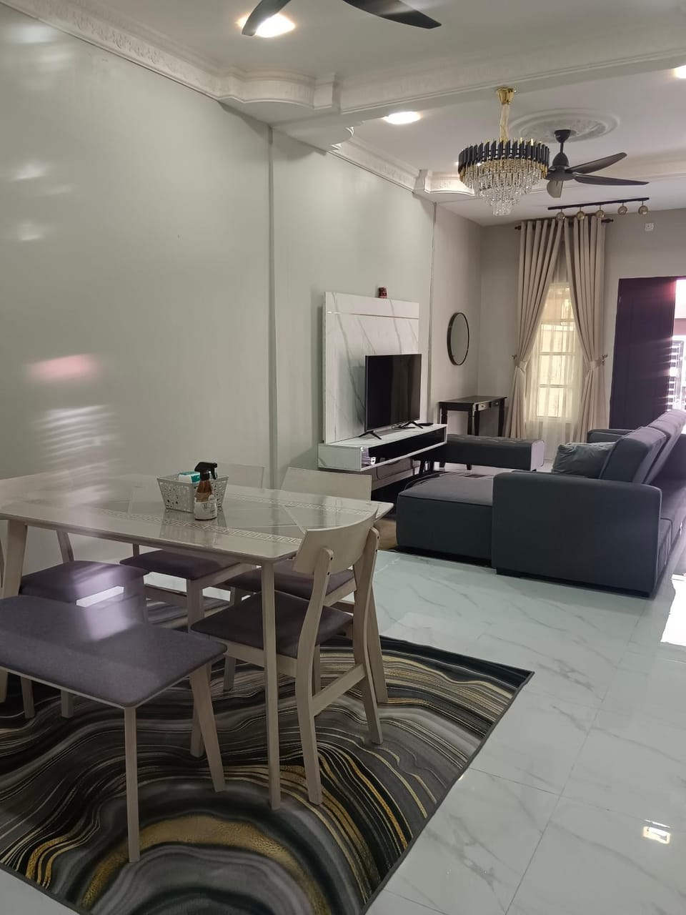 TV and multimedia, Living room, Seating area, Dining area